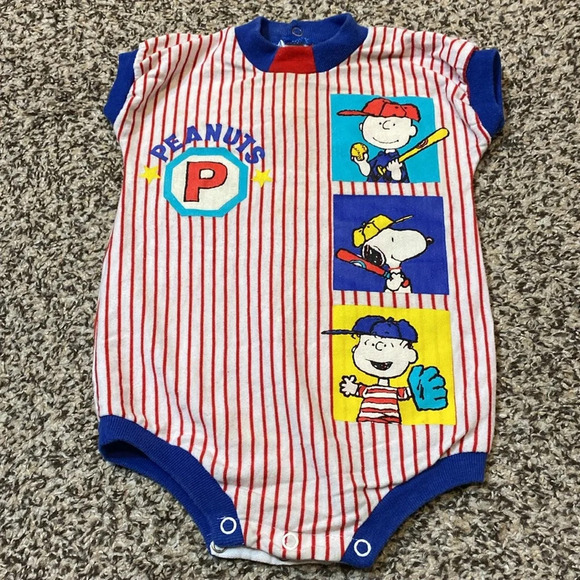 Peanuts Other - Vintage PEANUTS Onesie Baseball Themed